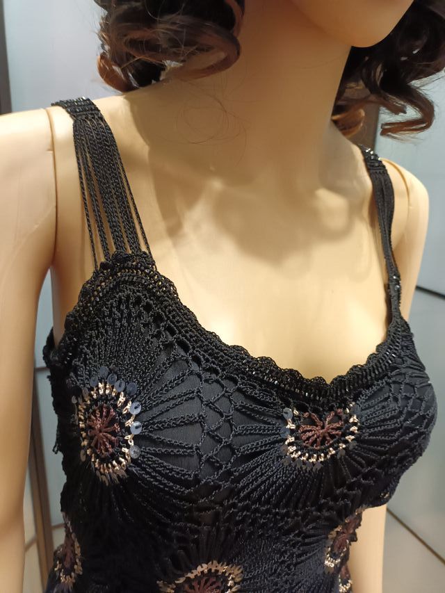 Vestido largo negro con flecos y lentejuelas