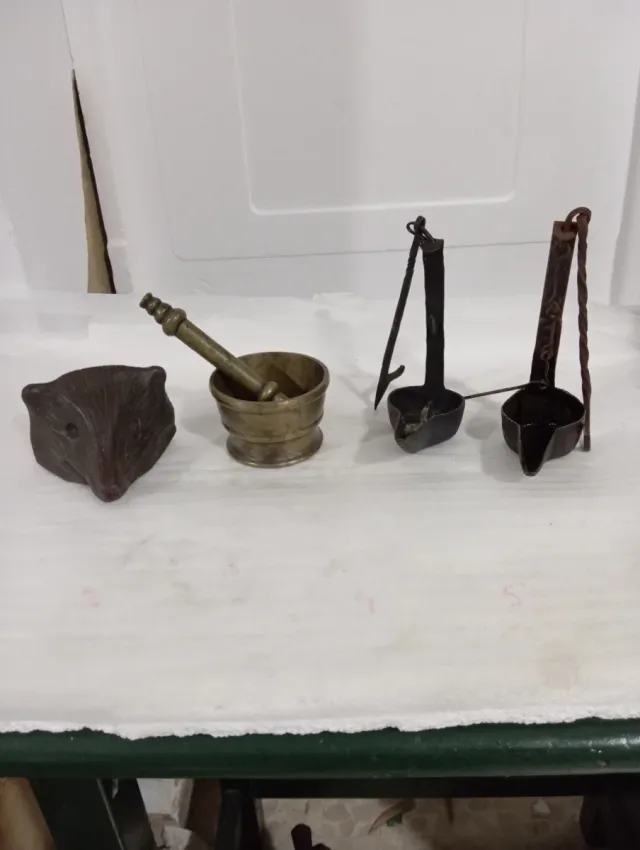 Lote antigüedades: mortero, candil y pesa