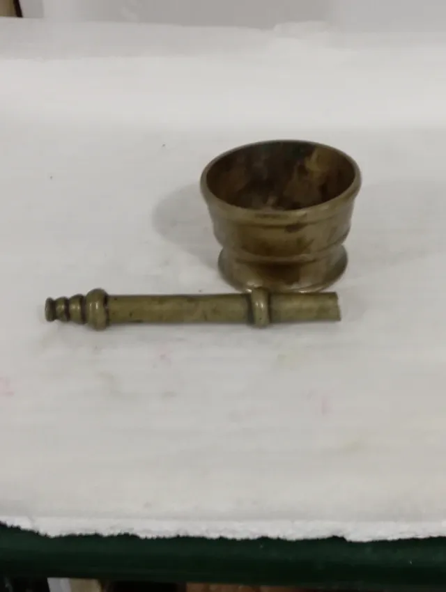 Lote antigüedades: mortero, candil y pesa