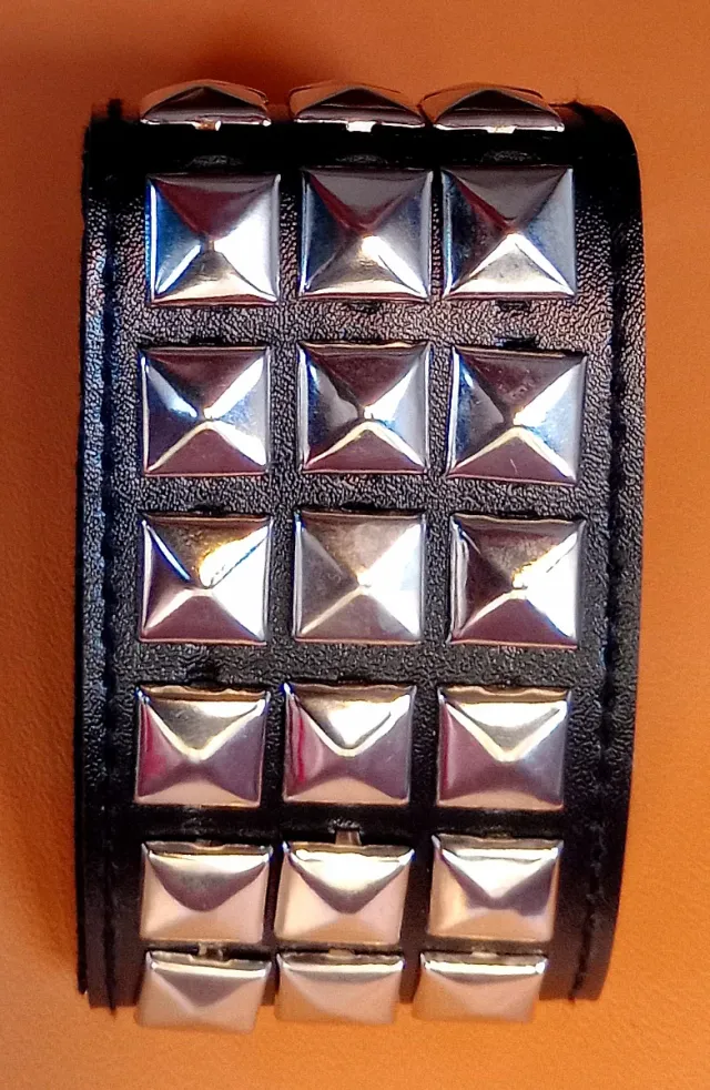 Pulsera Rock/Punk con Tachuelas Plateadas