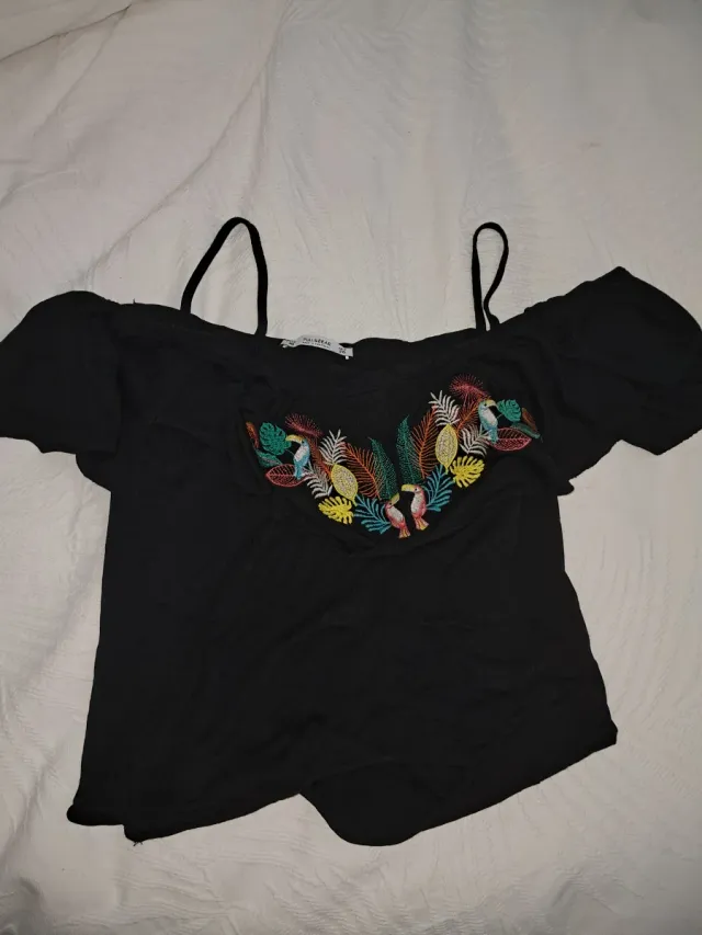 Blusa Pull and Bear negra bordada