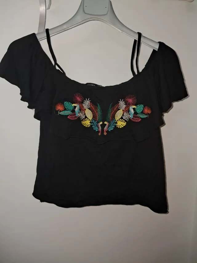 Blusa Pull and Bear negra bordada