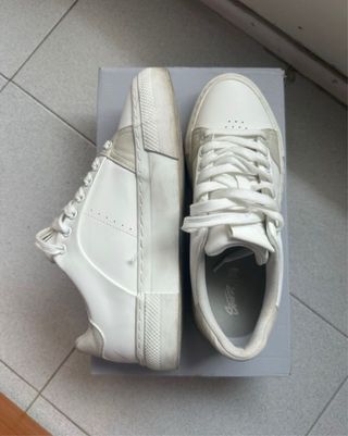Zapatillas deportivas blancas y beige