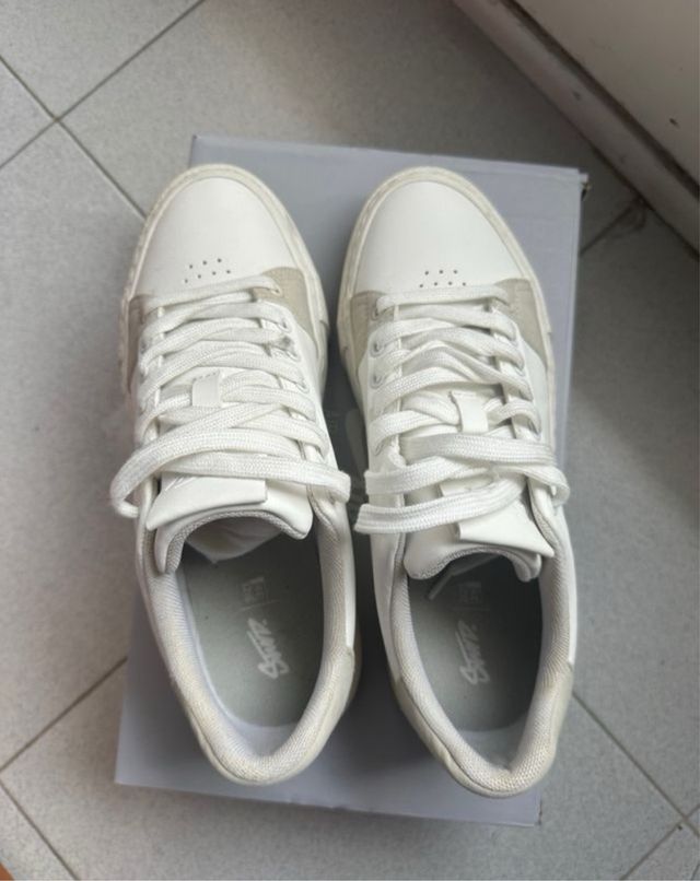 Zapatillas deportivas blancas y beige