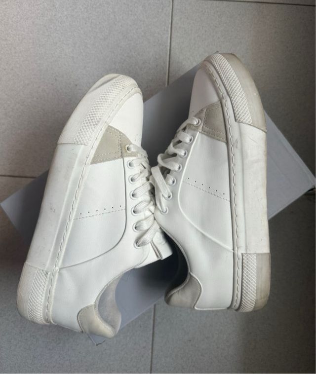 Zapatillas deportivas blancas y beige