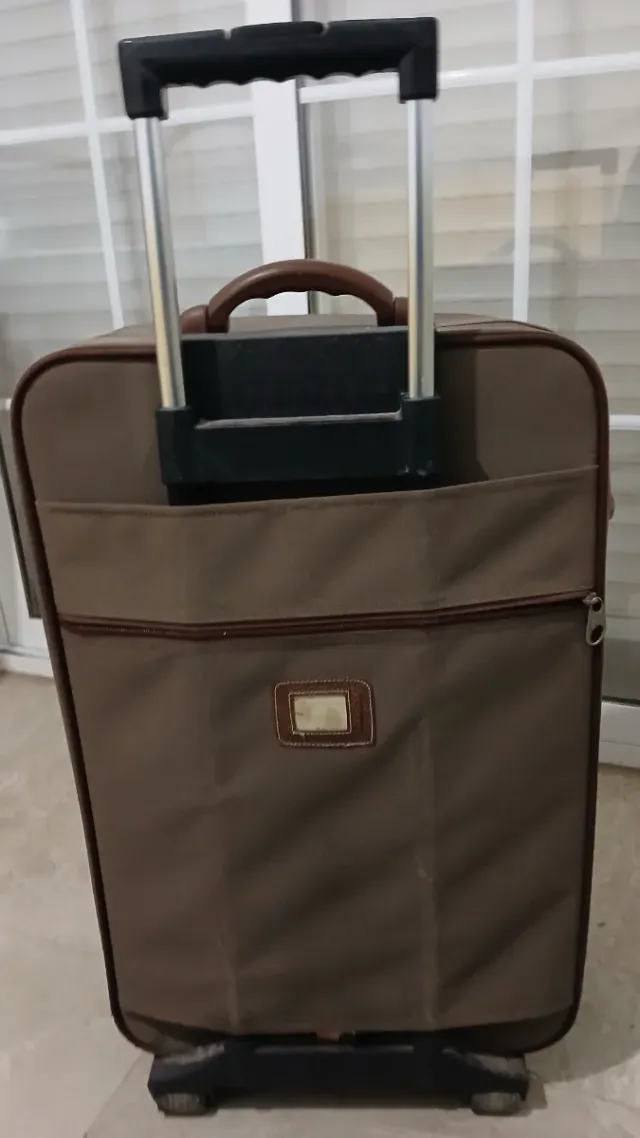Maleta de transporte marrón y negra