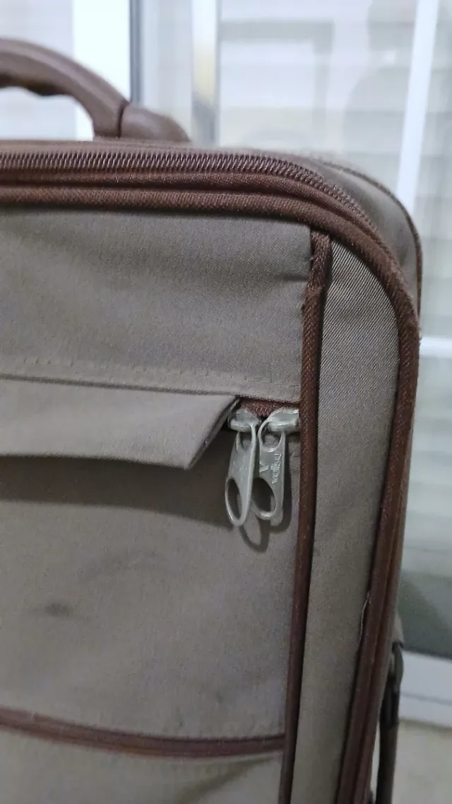 Maleta de transporte marrón y negra