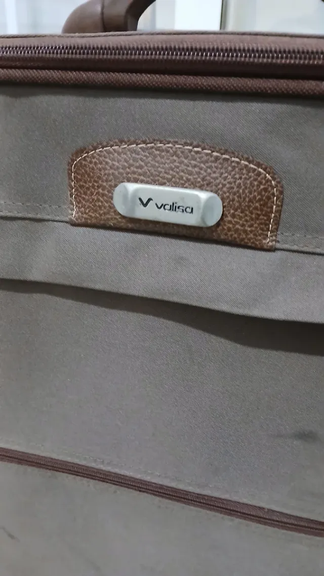 Maleta de transporte marrón y negra