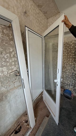 Puerta blanca de aluminio con cristal y cierre