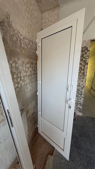 Puerta blanca de aluminio con cristal y cierre