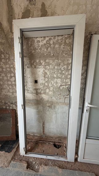 Puerta blanca de aluminio con cristal y cierre