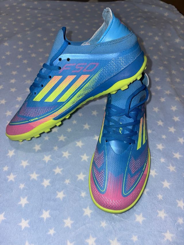 Tênis de futebol infantil azul e rosa