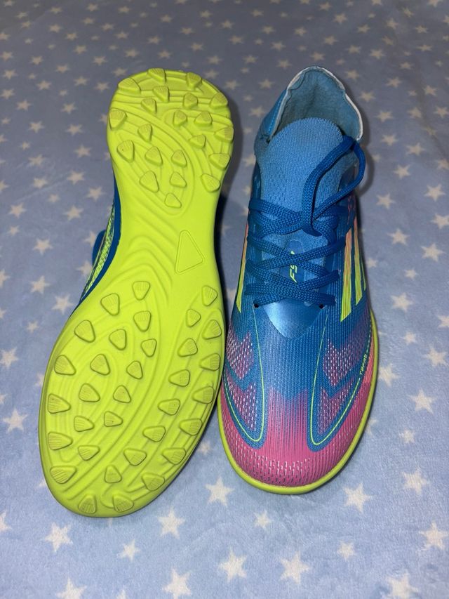 Tênis de futebol infantil azul e rosa