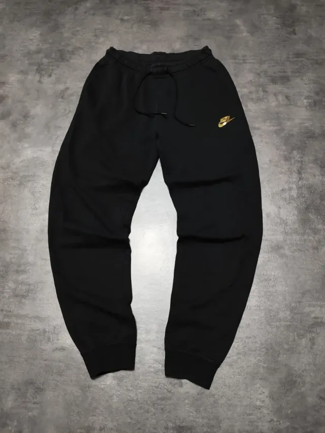 Pantalón Jogger Nike Negro Logo Dorado