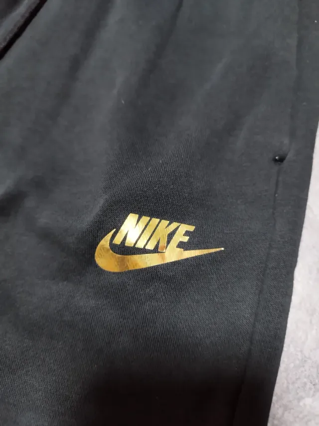 Pantalón Jogger Nike Negro Logo Dorado