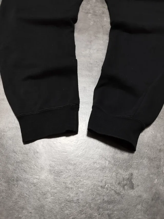 Pantalón Jogger Nike Negro Logo Dorado