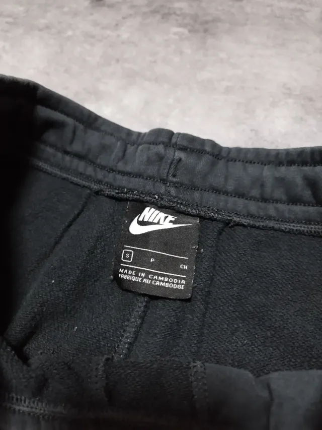 Pantalón Jogger Nike Negro Logo Dorado