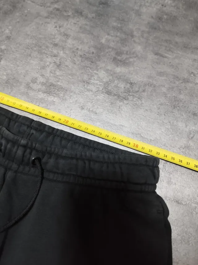 Pantalón Jogger Nike Negro Logo Dorado