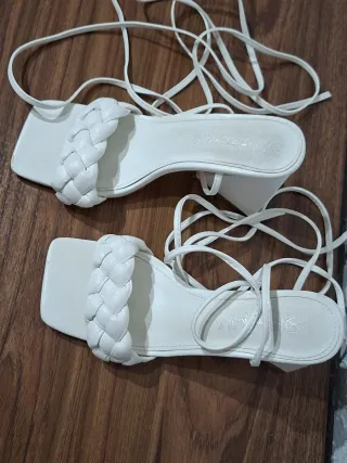 Lindas Sandalias blancas atadas trenzadas