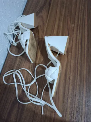 Lindas Sandalias blancas atadas trenzadas