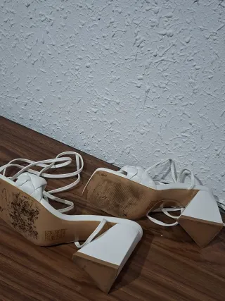 Lindas Sandalias blancas atadas trenzadas