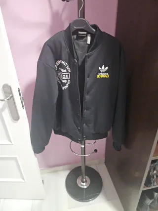 Chaqueta Adidas Negra, estilo oversize.