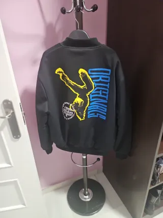 Chaqueta Adidas Negra, estilo oversize.