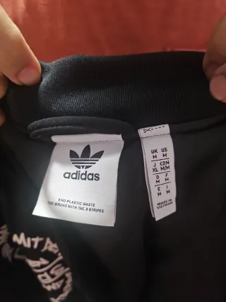 Chaqueta Adidas Negra, estilo oversize.