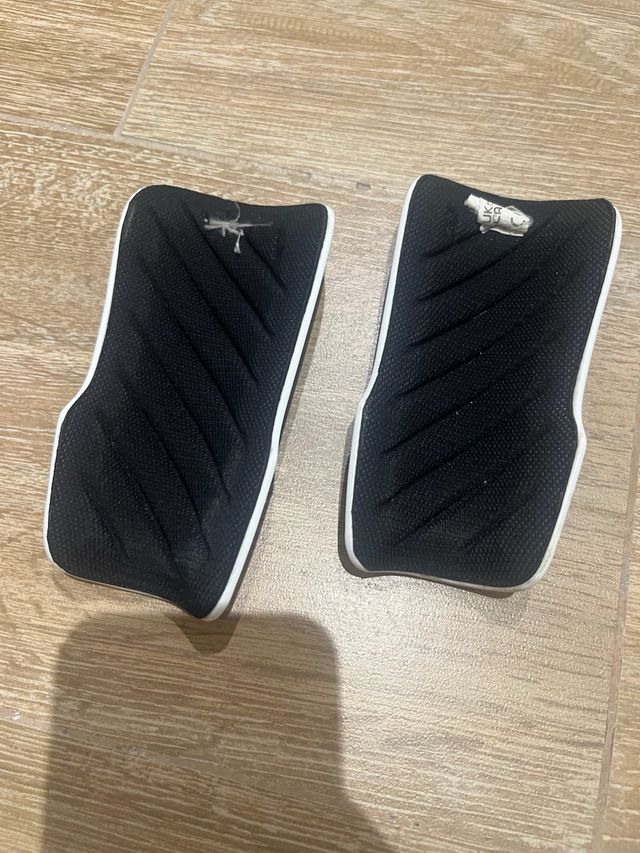 Espinilleras Adidas Tiro SG League J