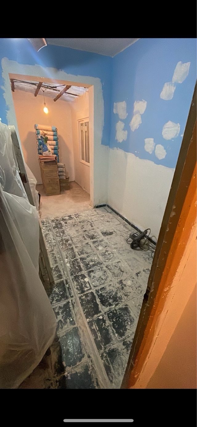 albañil español con más de 20 años de experiencia