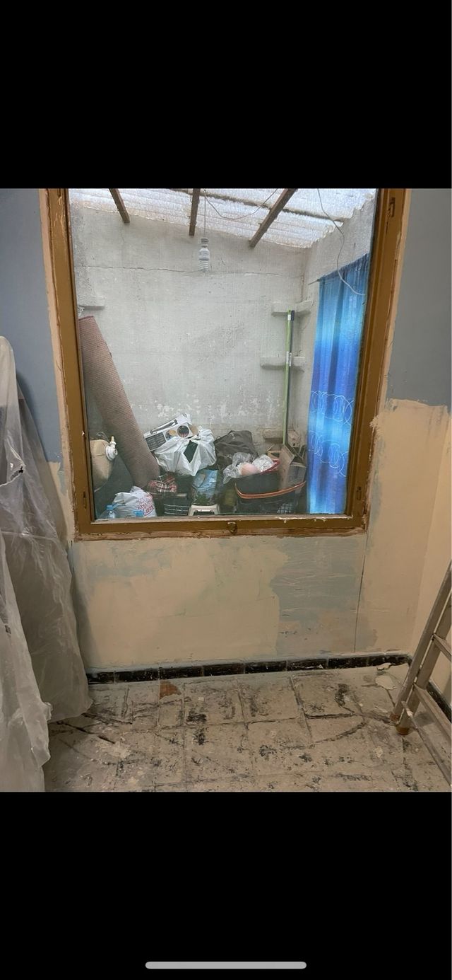 albañil español con más de 20 años de experiencia