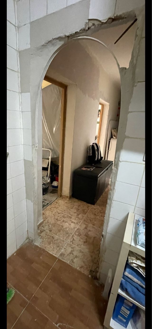 albañil español con más de 20 años de experiencia