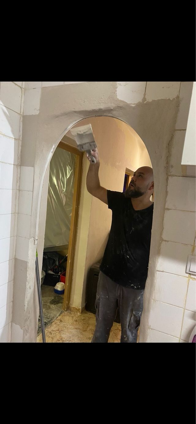 albañil español con más de 20 años de experiencia