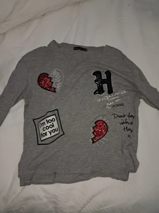 Blusa gris Bershka con parches