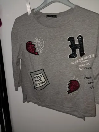 Blusa gris Bershka con parches