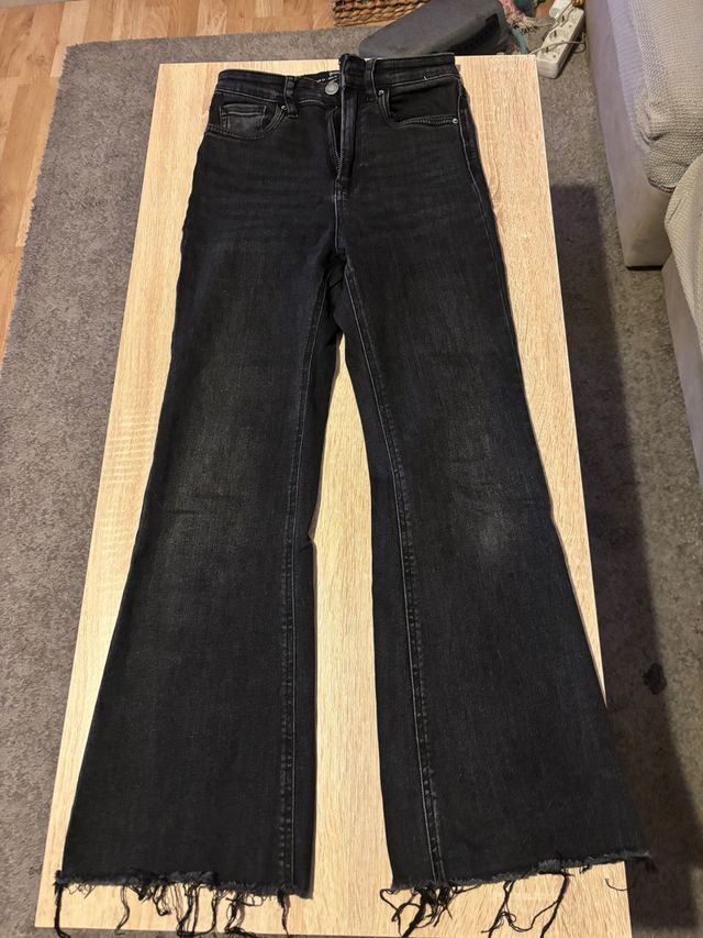 Vaqueros flare negros desgastados