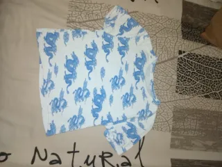 Camiseta blanca con dragones azules