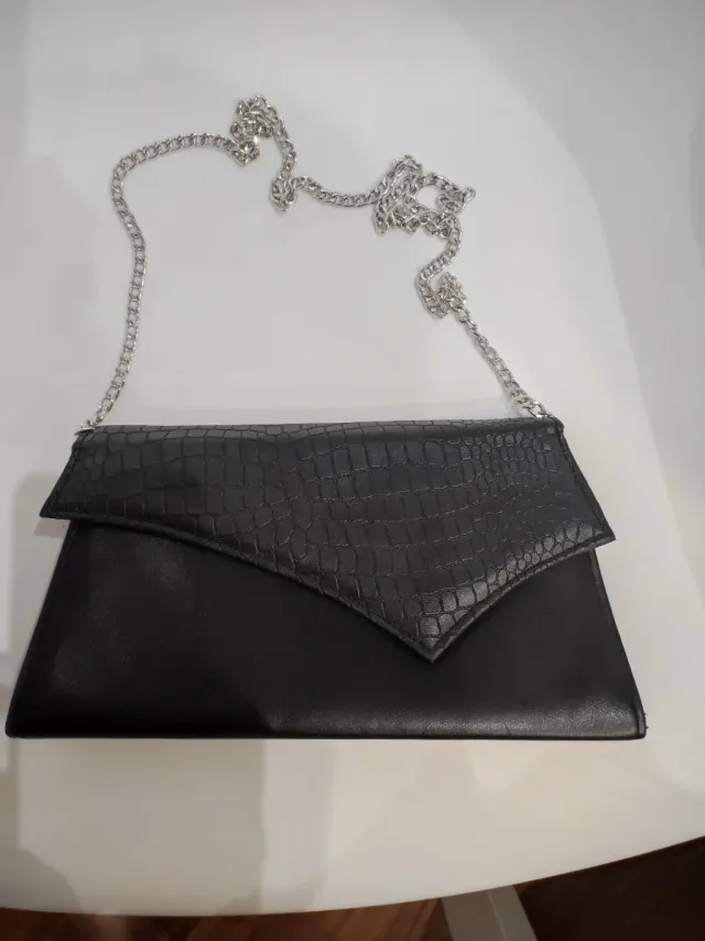Bolso de mano negro, de cuero con cadena