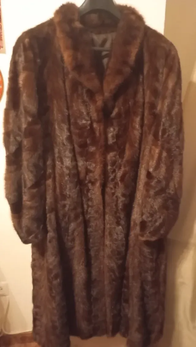 Abrigo de piel marrón