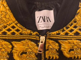 Cazadora Bomber Negra y Dorada