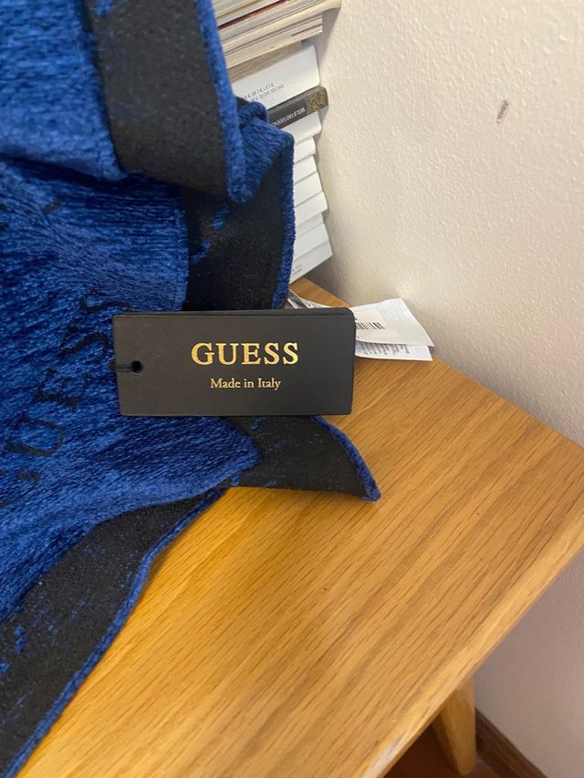 Bufanda Guess Azul y Negro