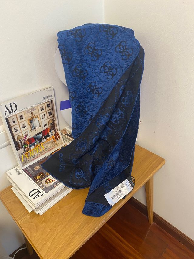 Bufanda Guess Azul y Negro