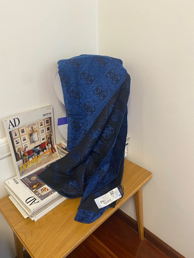 Bufanda Guess Azul y Negro