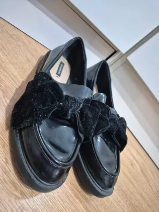 Zapatos planos Stradivarius negros con lazo