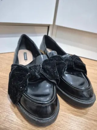 Zapatos planos Stradivarius negros con lazo