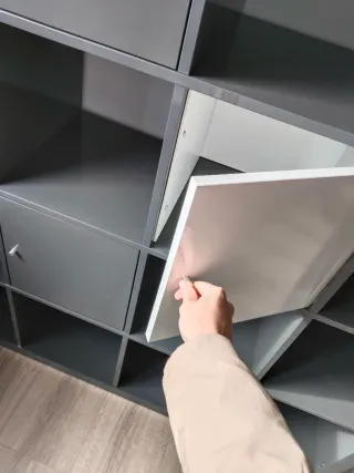 Estantería modular gris y blanca