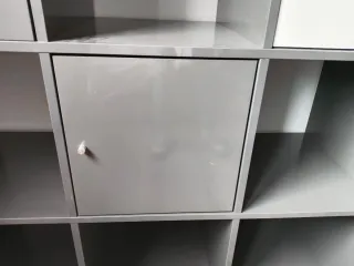 Estantería modular gris y blanca