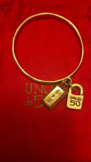 Pulsera Uno de 50 dorada con candado