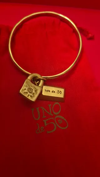 Pulsera Uno de 50 dorada con candado
