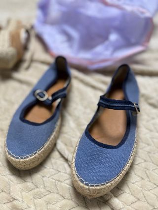 Sandalias planas azules con esparto